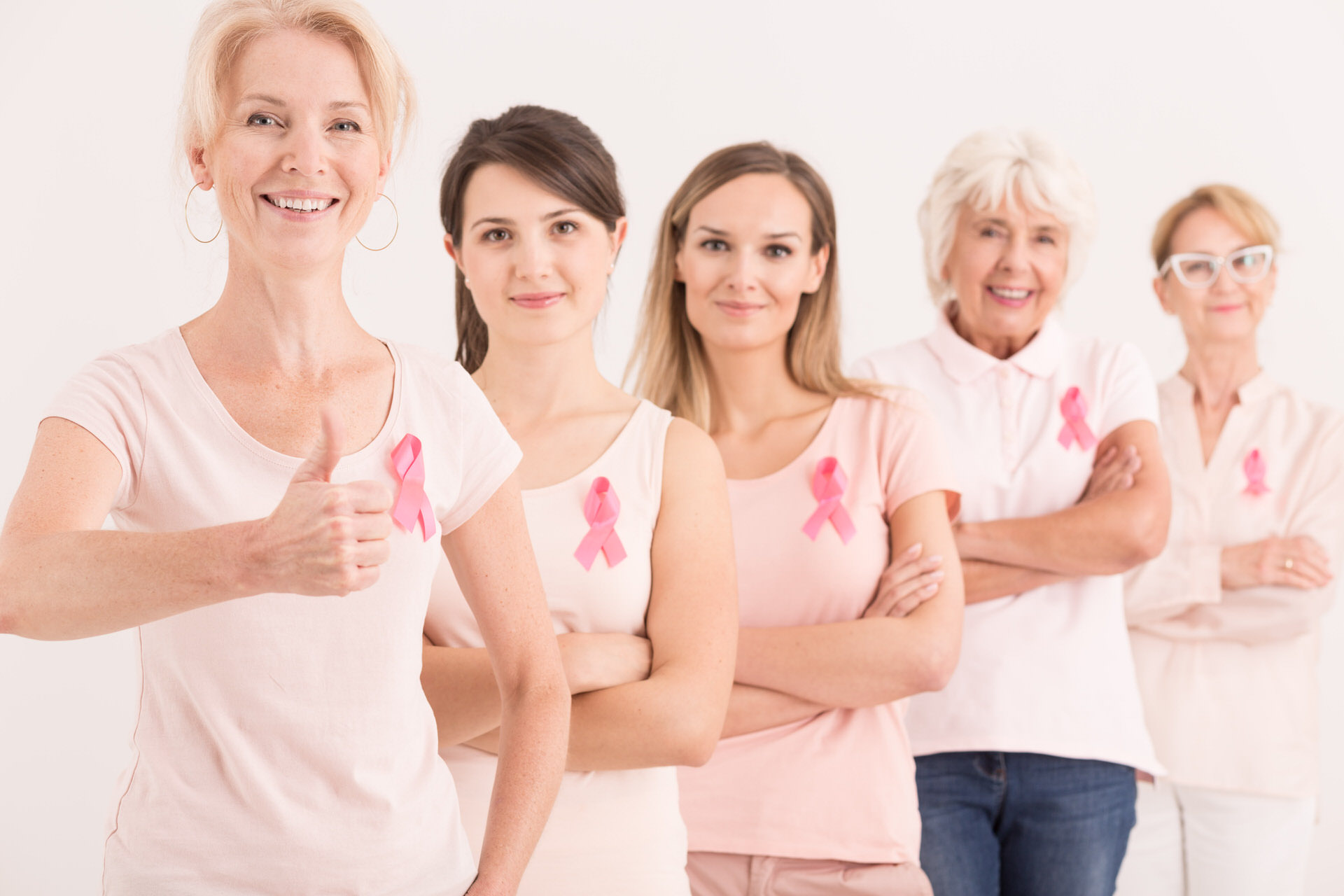 Grupo de mujeres con el lazo rosa